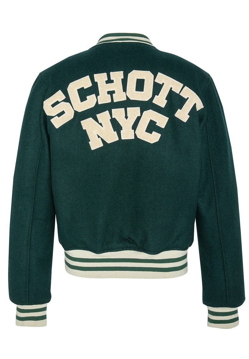 Veste varsity verte avec un extérieur en laine, lettrage crème "SCHOTT NYC", poignets côtelés et ceinture rayée.