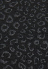 Schwarzer Stoff mit einem Leopardenmuster in dunklen Grautönen, gekennzeichnet durch unregelmäßige Formen und eine weiche Textur.