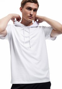 Weißer Kurzarm-Hoodie aus strukturiertem Stoff mit Kordelzug am Hals. Das Design zeichnet sich durch eine lässige Passform und Silhouette aus.