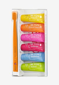 Ensemble de dentifrice avec six tubes colorés : rose, orange, jaune, bleu, vert. Comprend une brosse à dents orange vif. Emballage compact et bien organisé.