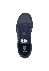 Sneaker blu navy con tomaia in tessuto, dettagli texture, punta rotonda, chiusura con lacci e logo sulla linguetta e sulla soletta.