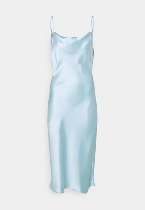 Jasnoniebieska satynowa sukienka na cienkich, regulowanych ramiączkach, o gładkiej fakturze i z rozcięciem po boku dla dodatkowego efektu designu.