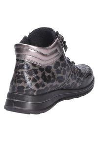 Leopardprint enkellaars met een glanzende zwart-grijze textuur, metallic accenten en een lage rubberen zool met een gewatteerde kraag.