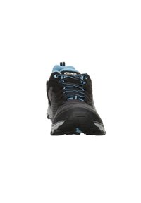 Černé a šedé venkovní boty s modrými akcenty, texturovaný svršek, šněrování a pevná podešev. Navrženy pro výkon a odolnost.