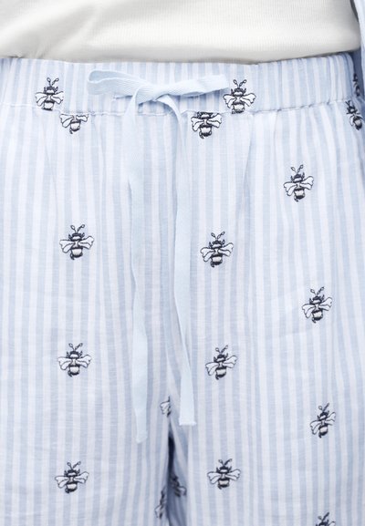 Lyseblå og hvide lodrette stribede pyjamasbukser med små sorte og hvide broderede bier og et bundet bånd i taljen.