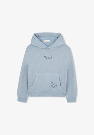 Sudadera color azul claro con bolsillo frontal, pequeñas alas bordadas en el pecho y texto "Vamos a lo Salvaje" cosido en la esquina del bolsillo.