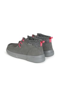Szare zamszowe buty z wzmocnioną piętą, różowymi sznurówkami i przytulnym szarym mankietem z tkaniny. Oferują stabilną gumową podeszwę i fakturowane akcenty.