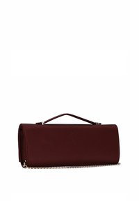 Bolso de mano burdeos en material suave, de forma rectangular, con una correa de cadena y un asa superior para mayor versatilidad. Diseño minimalista sin hardware visible.
