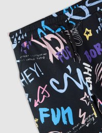 Pantaloni jogger neri con design in stile graffiti colorati, inclusi testo e simboli in rosa, blu, giallo e bianco, con vita elasticizzata.