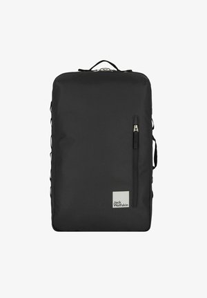 Mochila negra hecha de nailon duradero, con un bolsillo frontal con cremallera, un asa superior y correas ajustables para los hombros. Logotipo de Jack Wolfskin visible.