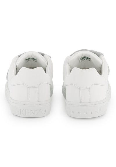 Baskets en cuir blanc avec des accents gris, design arrondi, texture lisse et marquage en relief sur le talon.