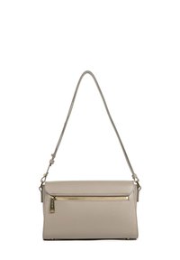 Borsa a tracolla in pelle grigia con patta, tasca frontale con zip e tracolla sottile regolabile. Presenta dettagli in metallo dorato e una texture liscia.