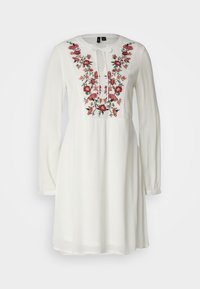 Vit långärmad klänning med blommig broderi i nyanser av röd och rosa, med rund halsringning och dragsko-detalj fram.