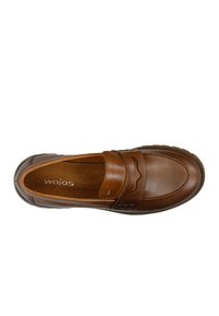 Braune Leder-Slipper mit einem strukturierten Riemen, subtilen Wellendetails und einer gepolsterten Innensohle. Verfügt über eine strapazierfähige Gummisohle. Markenlogo sichtbar.