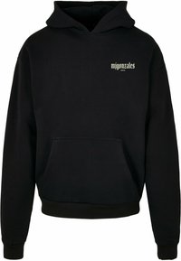 Svart bomullshoodie med en frontlomme, ribbede mansjetter og nederkant, med hvit logo tekst på øvre venstre side. Myk tekstur.