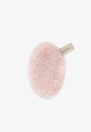 Weiches, oval geformtes rosa Peeling-Gesichtspad mit einem Stoffetikett mit der Aufschrift "waschies" auf weißem Hintergrund.