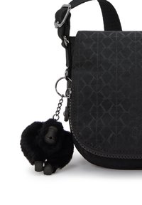 Borsa a tracolla nera con un motivo geometrico testurizzato, con un portachiavi a forma di gorilla nero peloso attaccato. Cinghia regolabile inclusa.