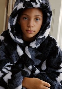 Next Flísová bunda - black white camo