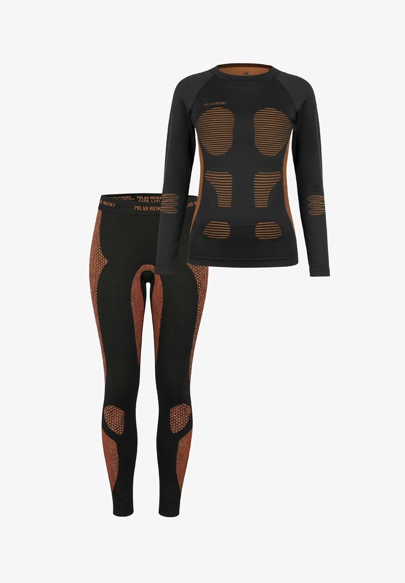 Schwarzes Thermooberteil und Leggings mit orangefarbenen Akzenten. Das Oberteil weist gestreifte und strukturierte Muster auf; die Leggings haben ähnliche Details an den Knien.