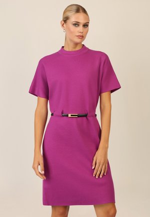 Fuchsia Kurzarmkleid mit hohem Kragen, tailliert mit einem schwarzen Gürtel mit einer goldenen rechteckigen Schnalle. Weicher Stoff.