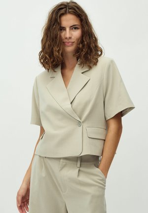 Beige cropped blazer met korte mouwen, notch-lapel, enkele knoopsluiting en zijzakken. Smooth stof en getailleerde pasvorm.