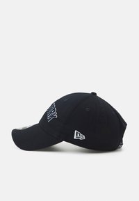 Schwarze Baumwoll-Baseballkappe mit gesticktem Schriftzug, gebogenem Schirm, Logo-Patch an der Seite, sechs Belüftungslöchern und verstellbarem Riemen hinten.