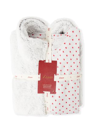 Koc z futrzanym wzorem w jasnoszarym kolorze o gładkiej teksturze; czerwony wzór serca na szarym materiale. Związany z metką od Etam.