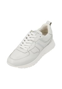 Vit lädersneaker med rund tå, texturerat mönster och grå detaljer. Har vita snören och en gummisula med ett mönster.