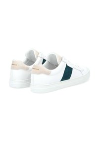 Sneaker in pelle bianca con accenti in suede teal e linguette beige sul tallone, dotate di suola in gomma testurizzata e design classico con lacci.