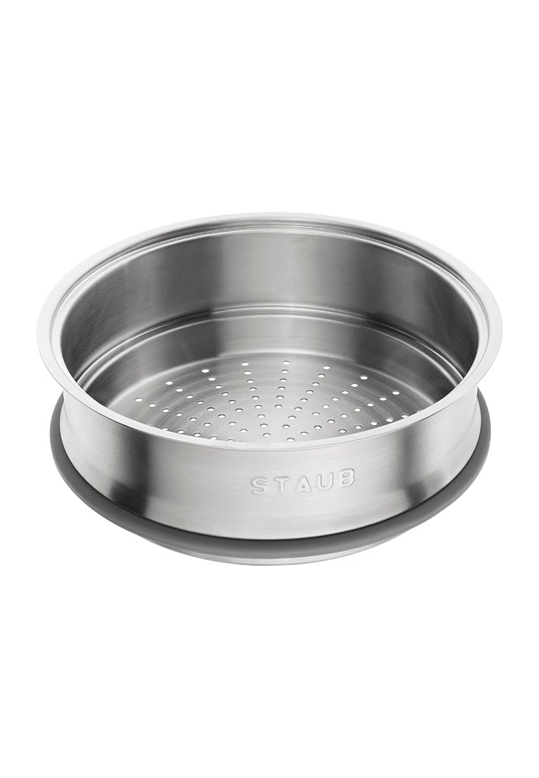 Ronde stoominsert van roestvrij staal met geperforeerde bodem, grijze siliconen rand en reliëf "STAUB" logo aan de zijkant.