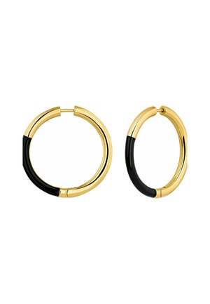 Pendientes de aro de oro que presentan un diseño elegante con acentos negros. La textura suave resalta una forma moderna y geométrica.