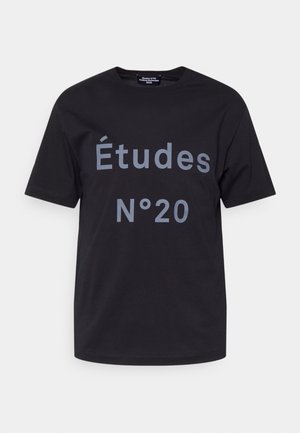 Czarna bawełniana koszulka z szarym napisem: "Études N°20." Klasyczny dekolt w stylu crew neck, krótkie rękawy i luźny krój.