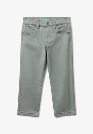 Pantalones de algodón gris con un diseño de pierna recta, bolsillos delanteros, cierre de botón y costuras contrastantes a lo largo de las costuras.