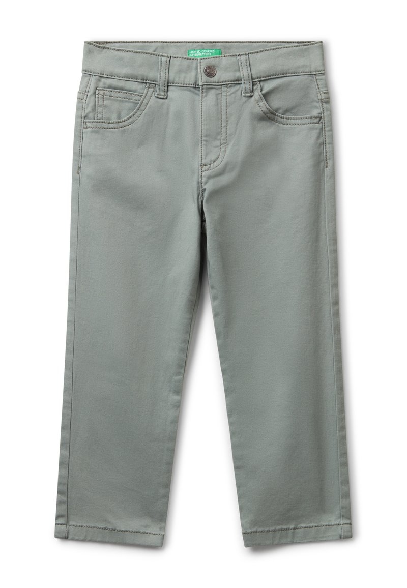 Šedé kalhoty z bavlněné směsi s rovnými nohavicemi, předními kapsami, knoflíkovým zapínáním a kontrastním prošíváním podél švů.