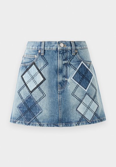 Jeans krilo z oprijetim pasom, petimi žepi in diamantom šivanjem v različnih odtenkih modre. Ima kontrastno šivanje in gumbasto zapiranje.