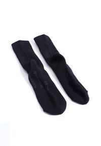 Schwarze Baumwollsocken in Crew-Länge mit gerippten Bündchen, glatter Textur und dezenten Größenmarkierungen auf den Sohlen. Standardform für Fußbedeckung.