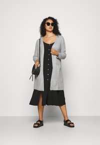 Vero Moda Curve VMCDOFFY LS LONG OPEN  NOOS - Gilet - light grey melange