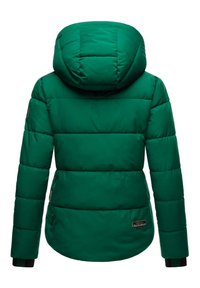 Grön puffjacka med huva, med en quiltad design, elastiska ärmslut och en märkeslapp på baksidan nära nederkanten. Slät yta.