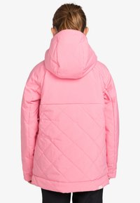 Veste rembourrée rose avec une capuche, présentant un motif diagonal, des poignets élastiques et un ourlet droit, conçue pour la chaleur et le confort.