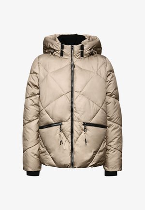 Chaqueta puffer color marrón claro con un patrón acolchado, cierre frontal con cremallera, dos bolsillos negros con cremallera y capucha forrada en negro. Cuenta con cuerdas ajustables.