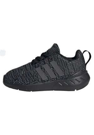 Czarny dziany sportowy sneaker z trzema czarnymi paskami po bocznej stronie, czarną podeszwą, sznurówkami i pętelką na pięcie.