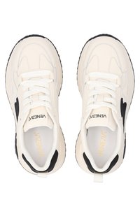 Weiße Ledersneaker mit schwarzen Akzenten, strukturierten Oberflächen, runder Zehenpartie und weißen Schnürsenkeln. Mit einem Logo auf der Zunge und einer Zuglasche an der Ferse.