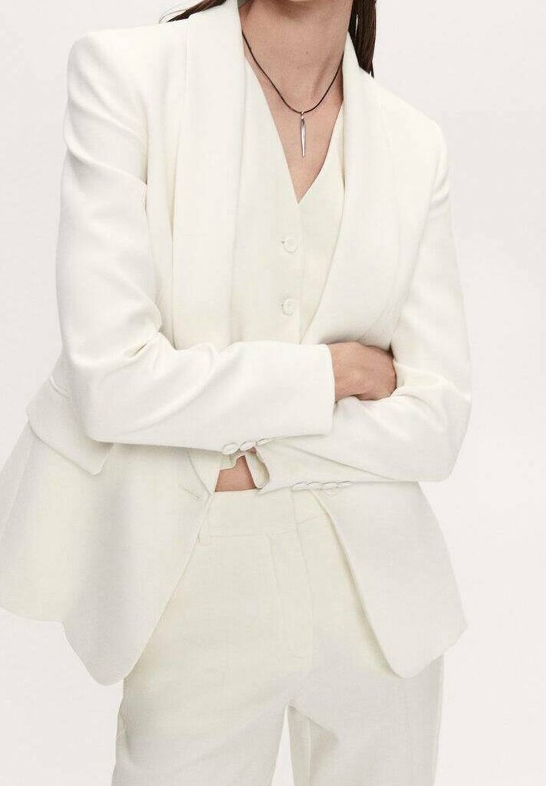 Weißer maßgeschneiderter Blazer und passende Hose, mit glatter Textur, tailliertem Schnitt und dezenten Knopfdetails, ergänzt durch eine filigrane Halskette.