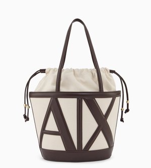 Borsa a mano in tela con rifiniture e manici in pelle marrone scuro, caratterizzata da un grande logo "A|X" e chiusura a coulisse con dettagli a perline d'oro.