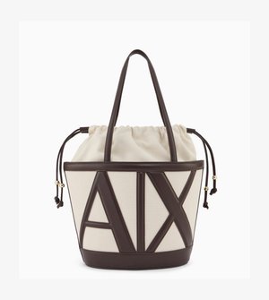 Bolsa tote de lona con detalles y asas de cuero marrón oscuro, que presenta un gran logo "A|X" y cierre con cordón decorado con cuentas doradas.