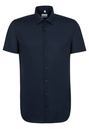 Koszula krótki rękaw w ciemnym granacie, wykonana z gładkiego materiału, z klasycznym kołnierzykiem, zapięciem na guziki i zakrzywionym dołem.