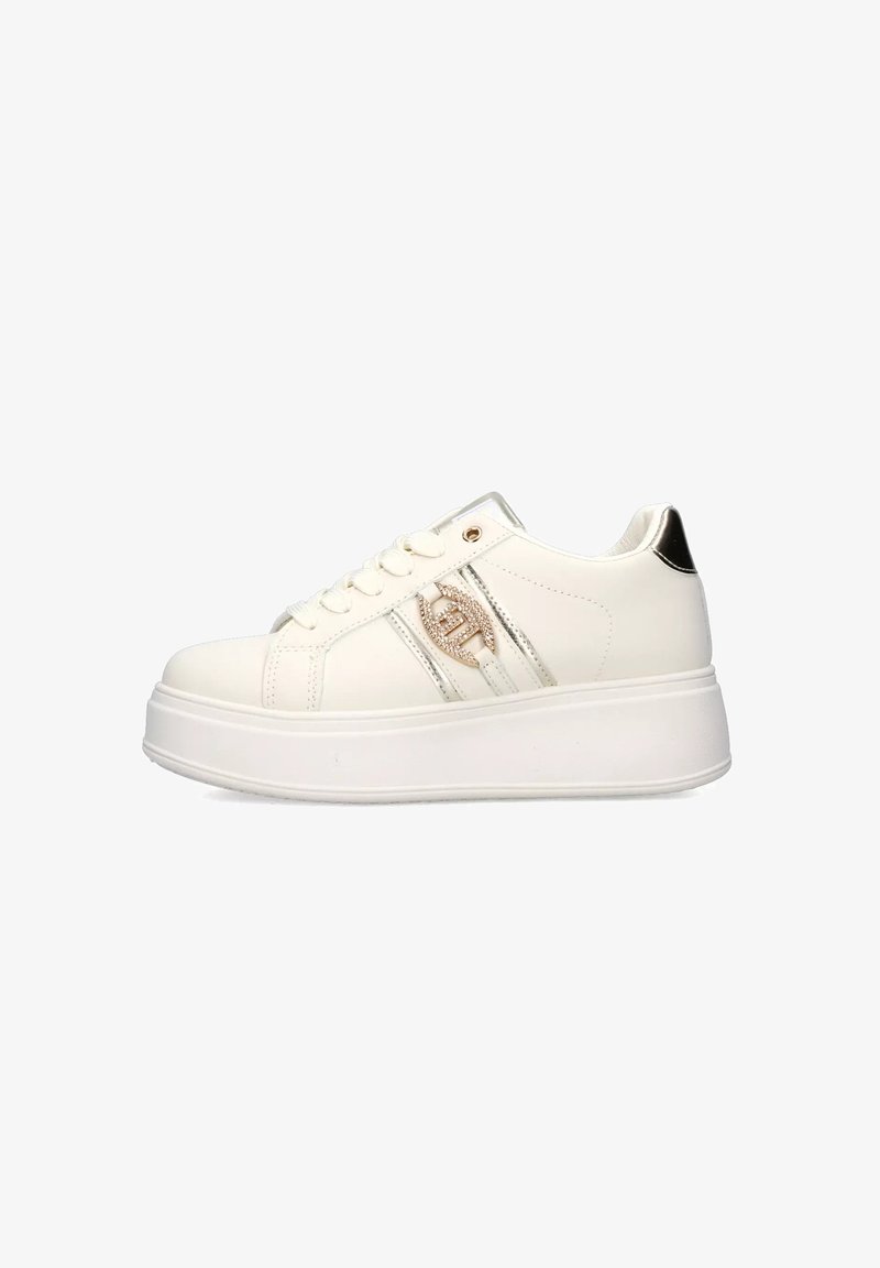 Sneakers piattaforme bianche in materiale sintetico, con un accento metallico lucido e dettagli di strass sui lati, forma della punta tonda.