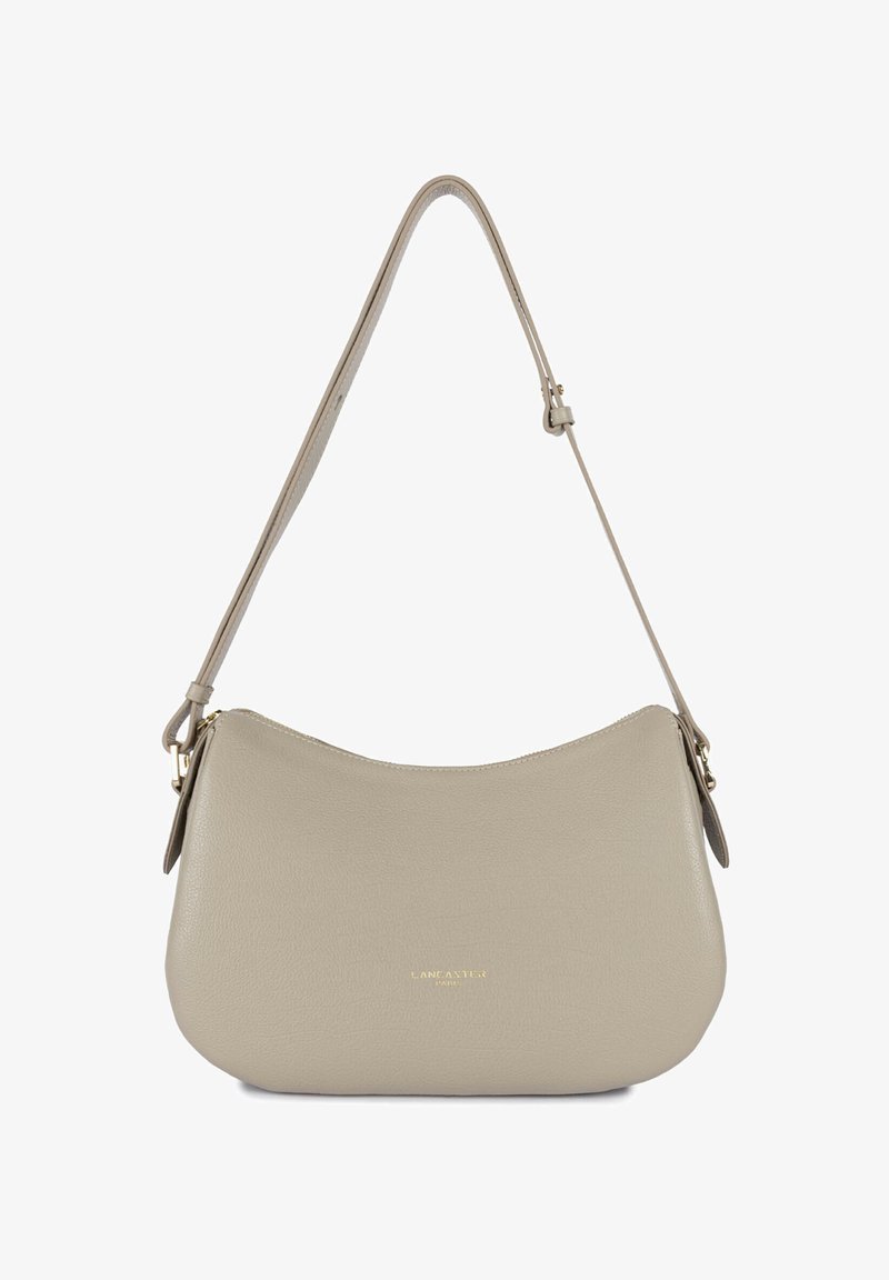 Sac à bandoulière en cuir beige clair avec dessus courbé, sangle ajustable et petit logo doré Lanvin Paris au centre avant.