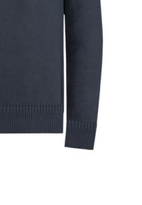 Maglione lavorato a maglia blu navy con polsini e orlo a costine, dalla texture liscia e con classico scollo rotondo, adatto per essere indossato a strati.