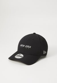 Fekete baseball sapka, amely szövetből készült, ívelt napellenzővel, ezüst színű "NEW ERA" logóval és hátul állítható pánttal.